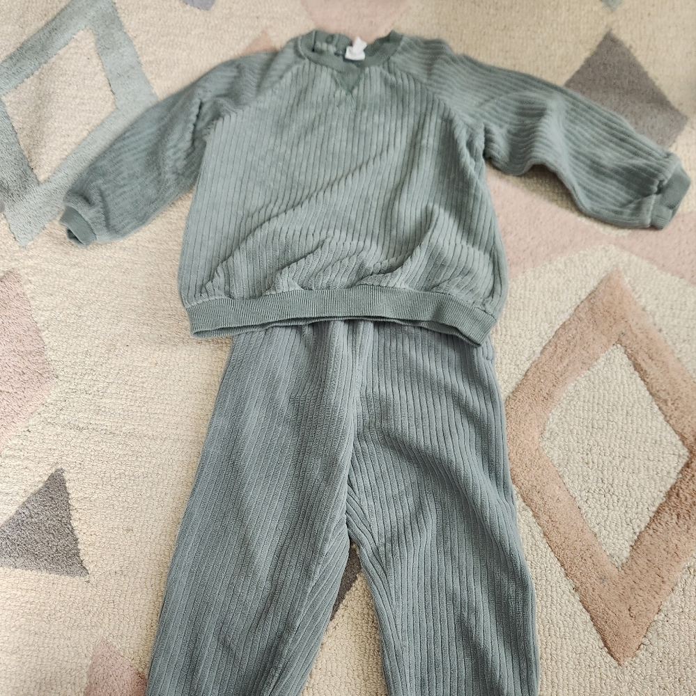 H&M 2T velour sweatsuit